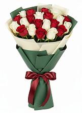 Букет Микс из красных и белых роз в Введенском Курганской области