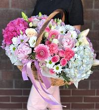 Композиция солнечный день в Введенском Курганской области Цветочная композиция из Розы, Хризантемы, Пионы и Лизиантусы в корзине в Введенском Курганской области