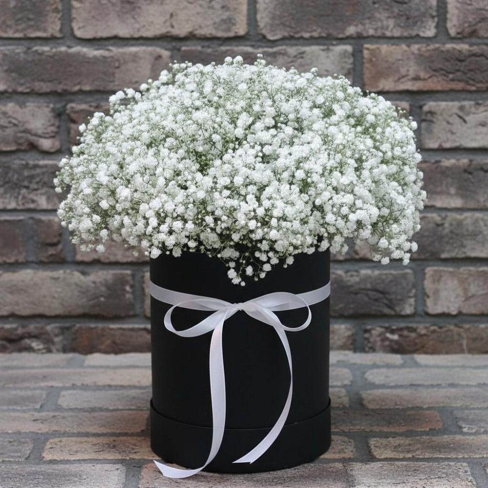 Цветочная композиция из Гипсофила в шляпной коробке в Введенском Курганской области