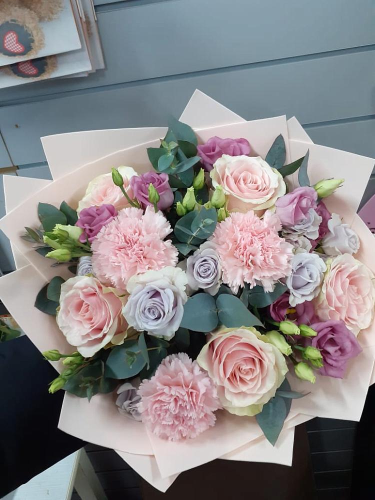 Букет цветов из: Розы, Гвоздики и Лизиантусы в Введенском Курганской области