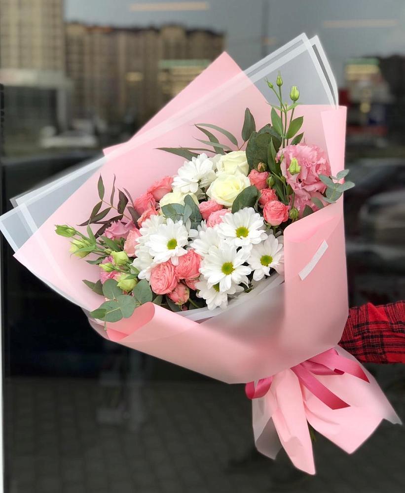 Букет нежный в Введенском Курганской области Букет цветов из: Розы, Лизиантусы и Хризантемы в Введенском Курганской области